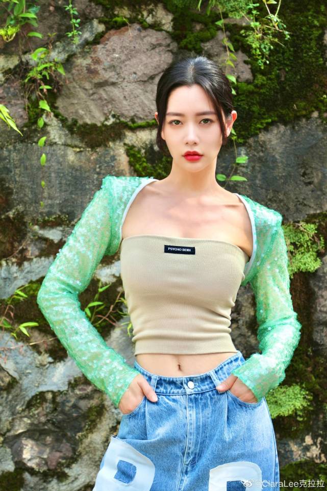 亚洲第一美女克拉拉秀性感,故意把肩带拉下露肩,裙子太短险尴尬