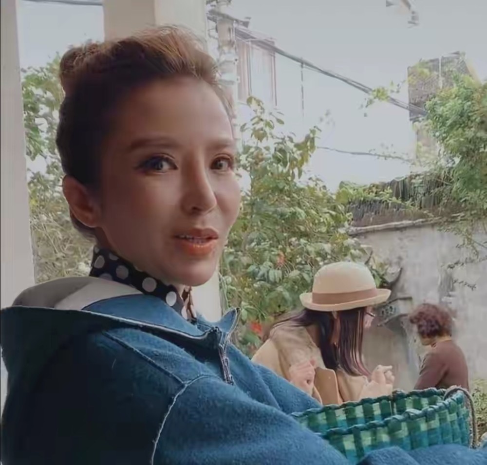 朱迅浓妆下都满脸憔悴,素颜皱纹会更多,自然脸47岁就这么真实!