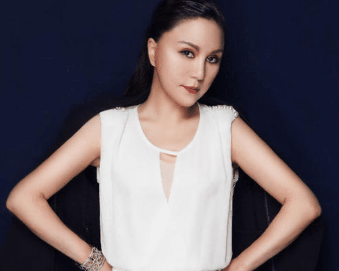 她因耍大牌被央视封杀,曾7次上春晚,如今街头卖艺却无人识!