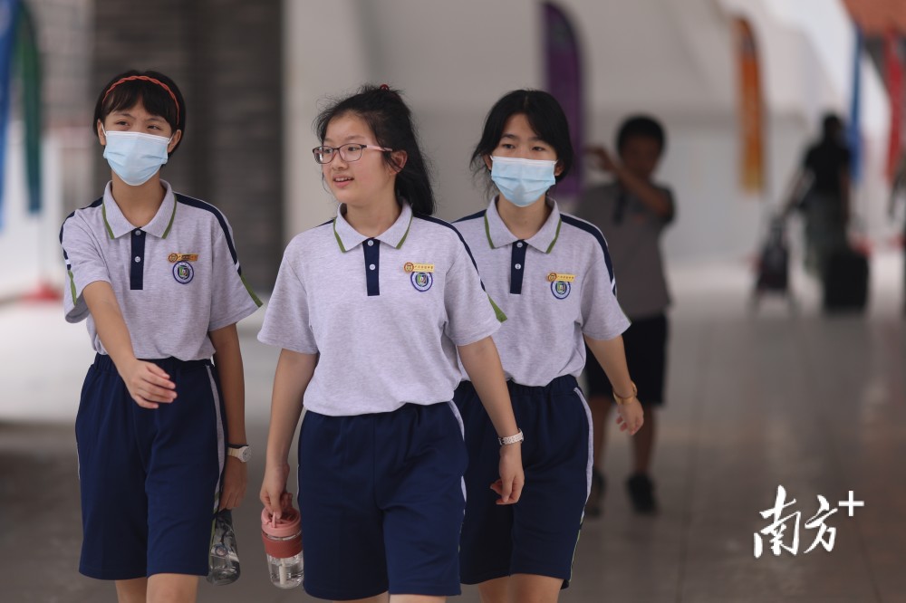 南方视频大包小包上学堂广州实验中学首批初中新生返校