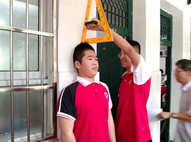青田县第二中学初三18班的同学像往常一样,继续进行新学期开学身高