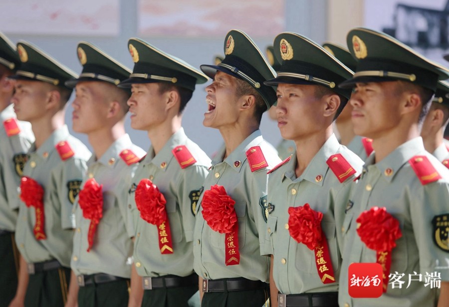 又是一年退伍季武警海南总队退伍老兵告别哨位含泪卸衔