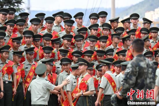 雲南武警退伍老兵告別軍營