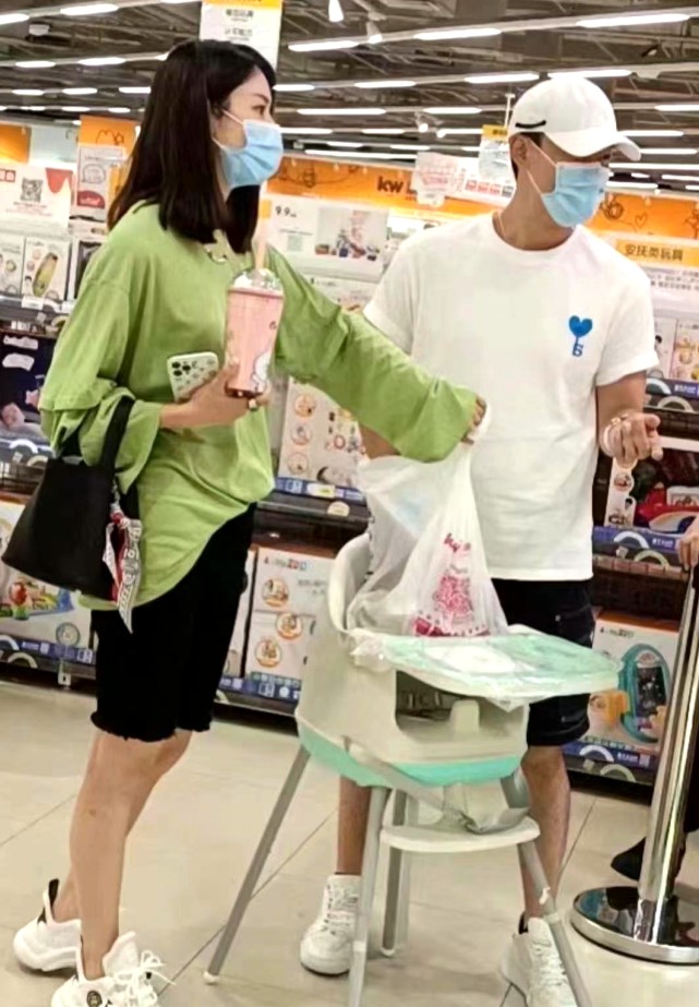 8月中旬,有网友在张馨月的家乡盐城射阳某家母婴店,偶遇了林峯夫妇