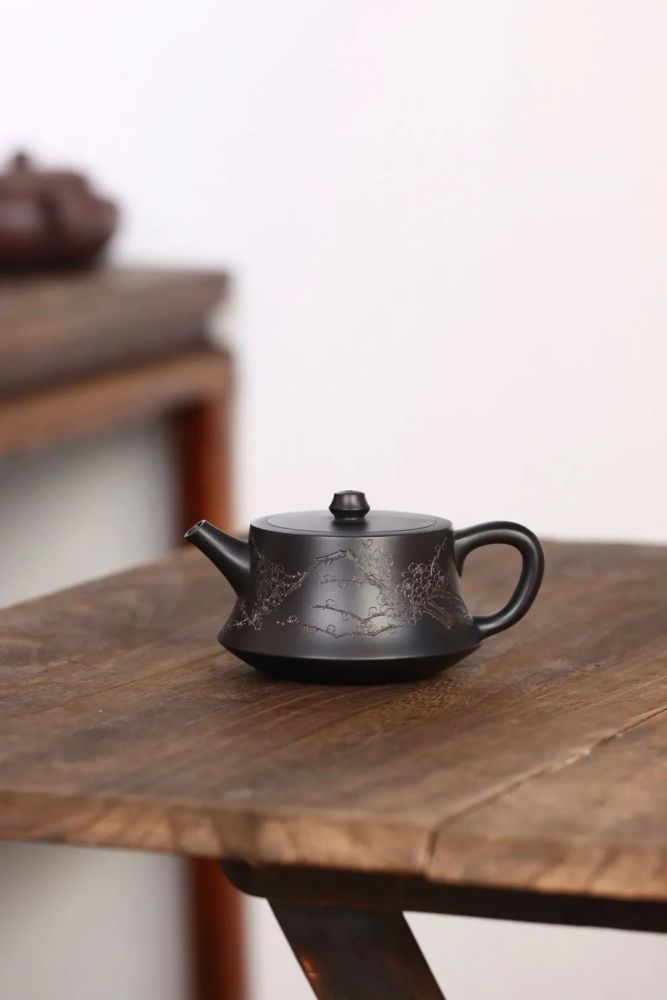 【名称】曼生柱础壶【泥料】原矿紫泥(焐灰)【容量】250cc  9孔出水