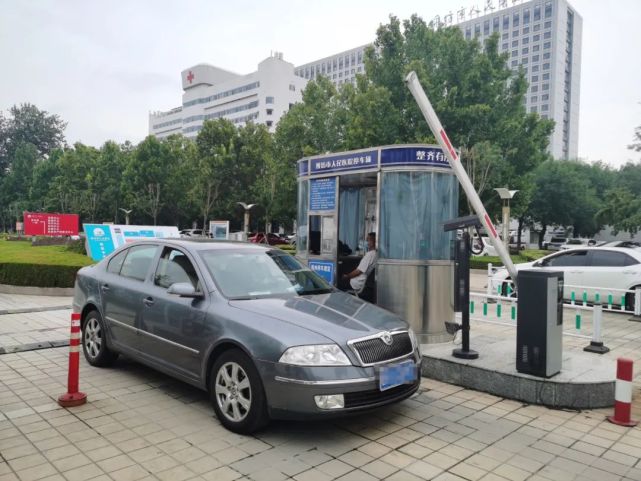 潍坊城区各大医院停车:离场不用排队 直接抬杆放行