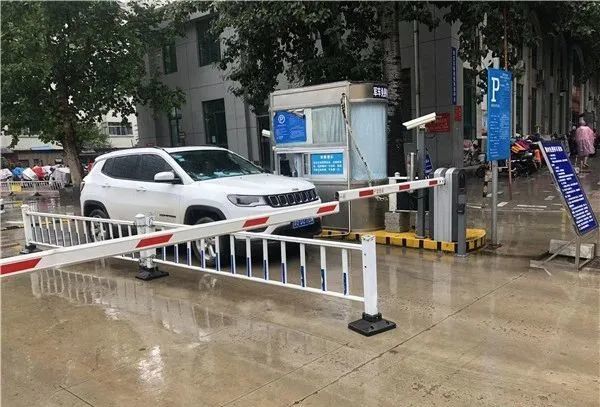 潍坊城区各大医院停车:离场不用排队 直接抬杆放行