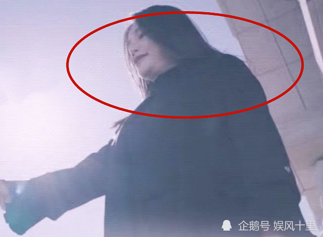 再去结合饰演者孔维恰好可以在《不说再见》的片尾曲中发现她的露脸