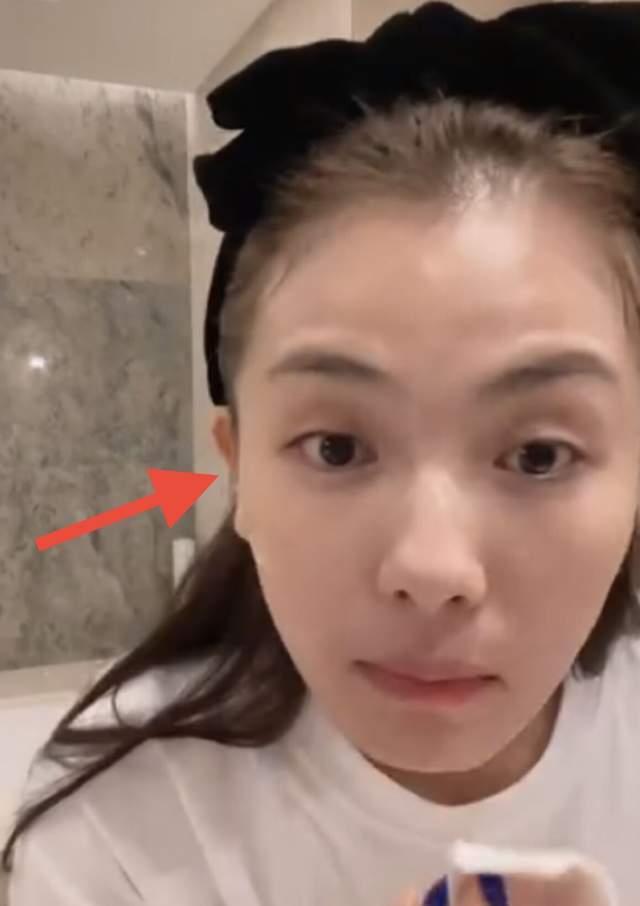 许多人妆前妆后判若两人,可是刘涛卸妆后的变化却并不大,甚至皮肤紧致