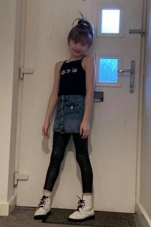 英国单亲家庭小男孩渴望变性,3岁差点剪掉小丁丁,8岁穿裙子上学_腾讯