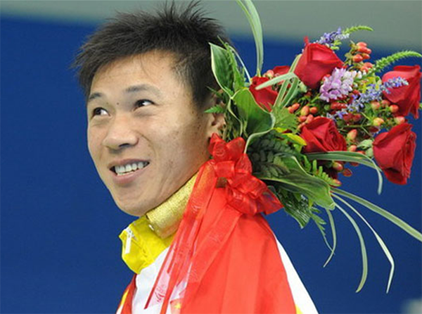 曾经的残奥"苏神"苏桦伟家境非常困难,刘德华就让他到自己的歌迷会