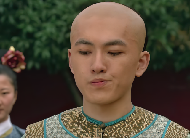 甄嬛传青樱和三阿哥见面胧月为啥夸她身上的花敬妃害了她