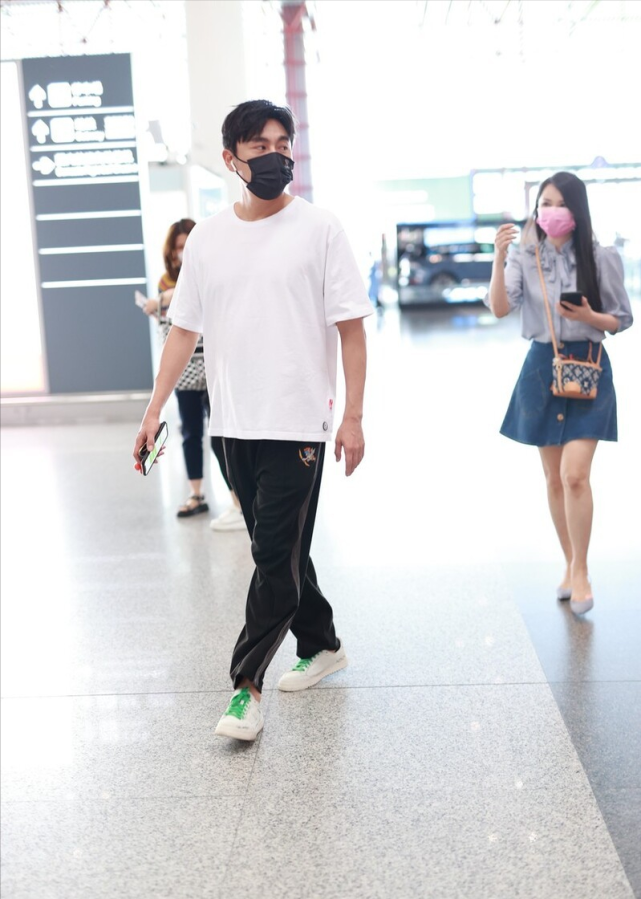 秦昊伊能静又撒糖两人日常出行手牵手十分恩爱穿搭轻松又简约