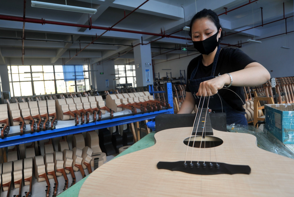 贵州正安大山中生产的吉他半年产值近30亿元