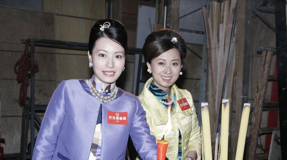 古天乐前女友气质真不错,都快50岁了仍撑得住旗袍,脸型可真标准