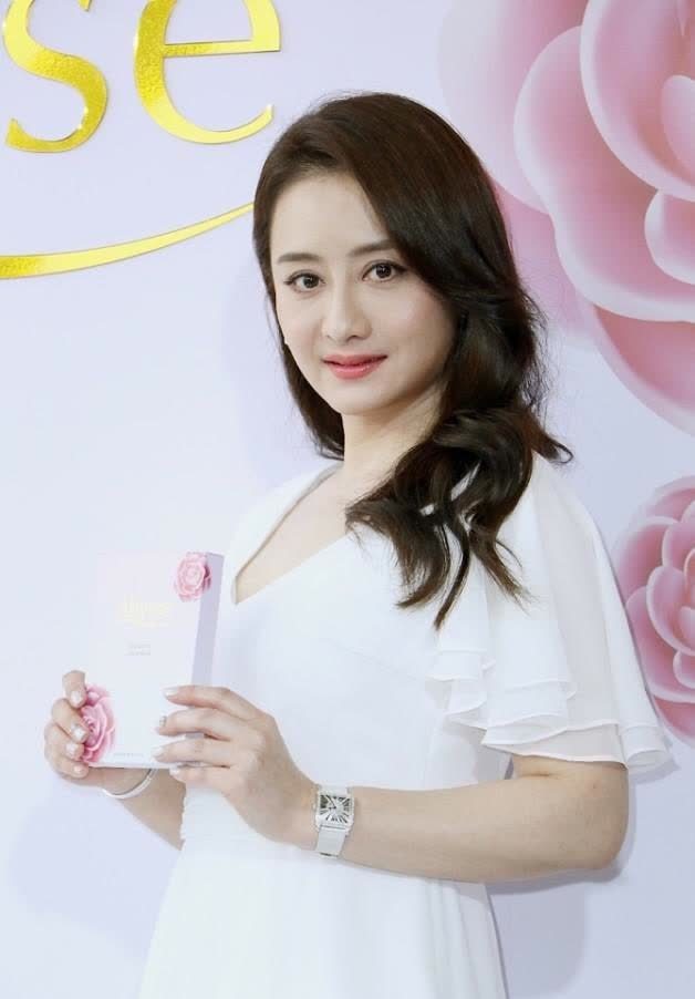 陈德容老了反而更有韵味,就算身材发福也有气质,一身白裙太优雅