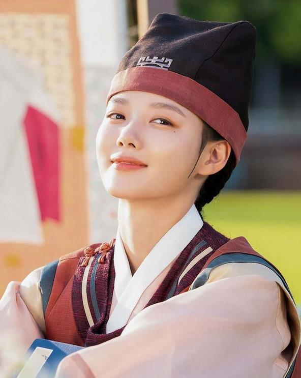 金裕贞新剧未播先火红天机海报公开不愧为新一代国民妹妹