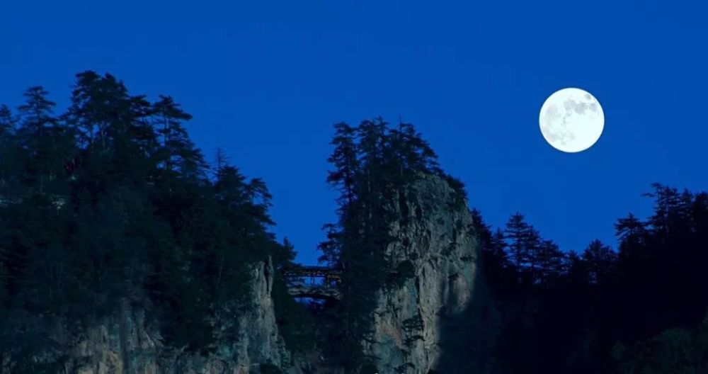 石门月色 (本版未署名照片来自网络)在石门山南北峰之间,有一厦亭木栏