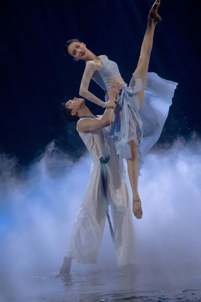 金晨《舞蹈生》水幕双人舞惊艳!转行10年,她到底藏了多少底气?