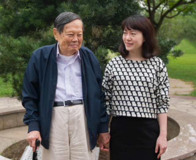 杨振宁与翁帆54岁的爱情差一条人迹罕至的路