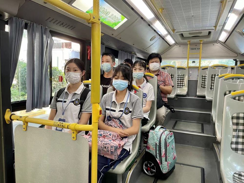 这条"学生专线"开行12年,安全接送学生15万人次,今天又出发了