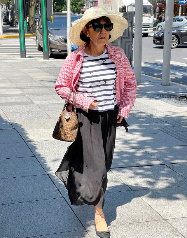 上海阿婆精致到骨子里,黑丝搭配半裙,早秋这样穿优雅又高级