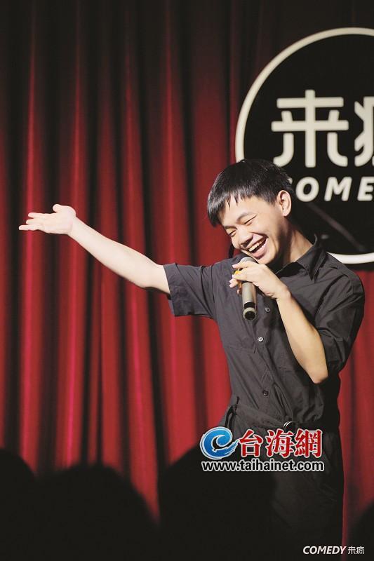 脱口秀大会》第四季的舞台上,不少人被来自厦门的脱口秀演员小佳打动