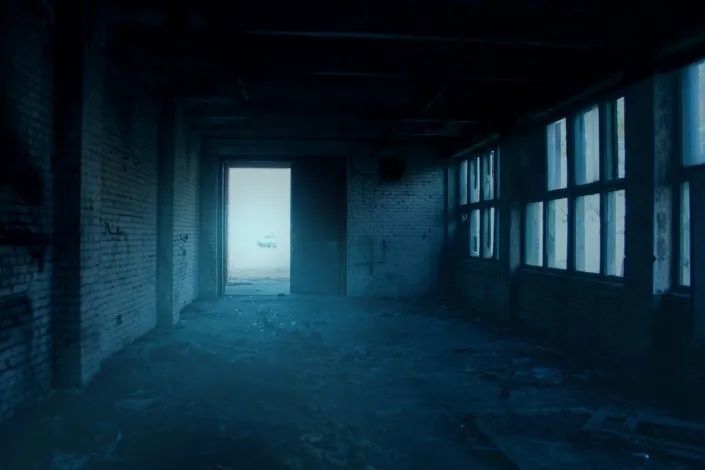 合成小女孩在恐怖密室场景的照片