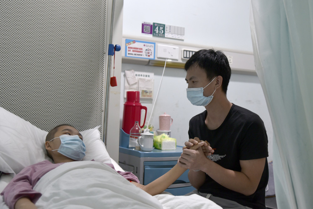 广东女子为爱远嫁湖南,不幸身患血癌,为了俩儿子积极