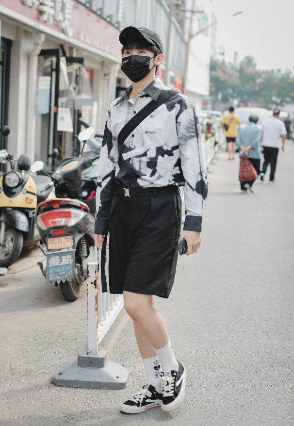 唐九洲上班路透照流出水墨衬衫清雅恬淡少年感太强了