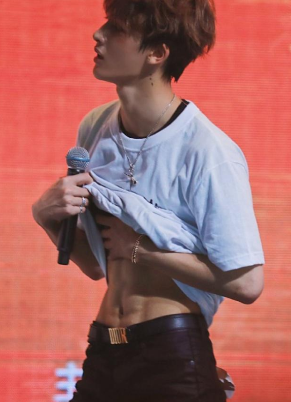 官媒狠批娘炮形象,引用朱正廷玩气球视频,粉丝晒六块腹肌照反击