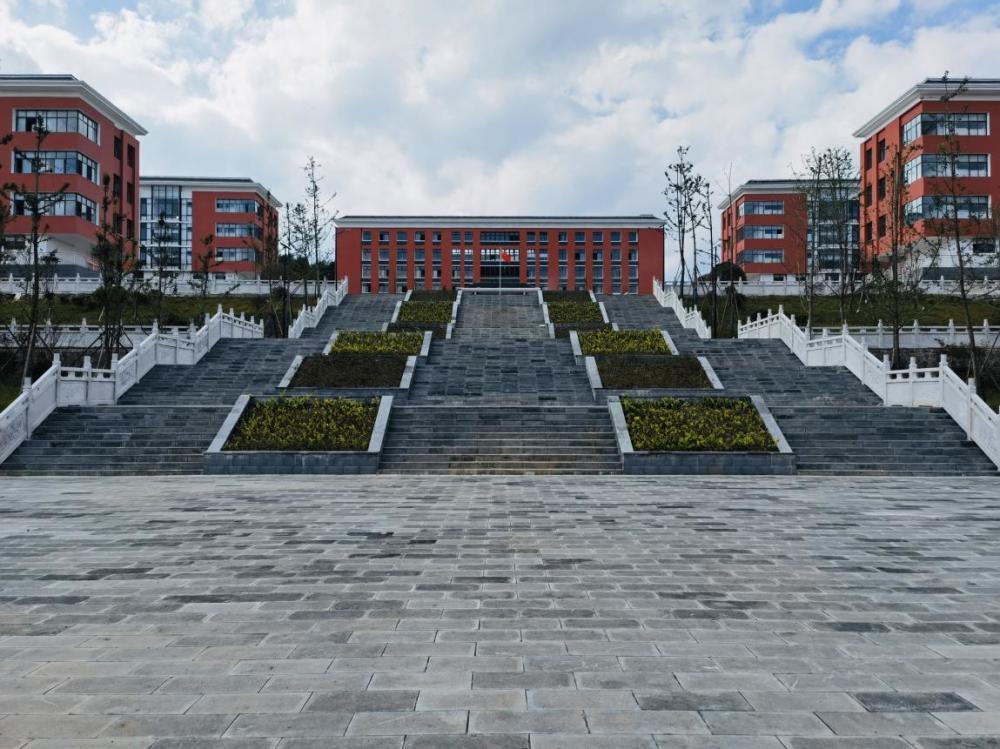 镇雄县第四中学校园一角(金文丽 摄)镇雄县第四中学高中部教室(金文丽