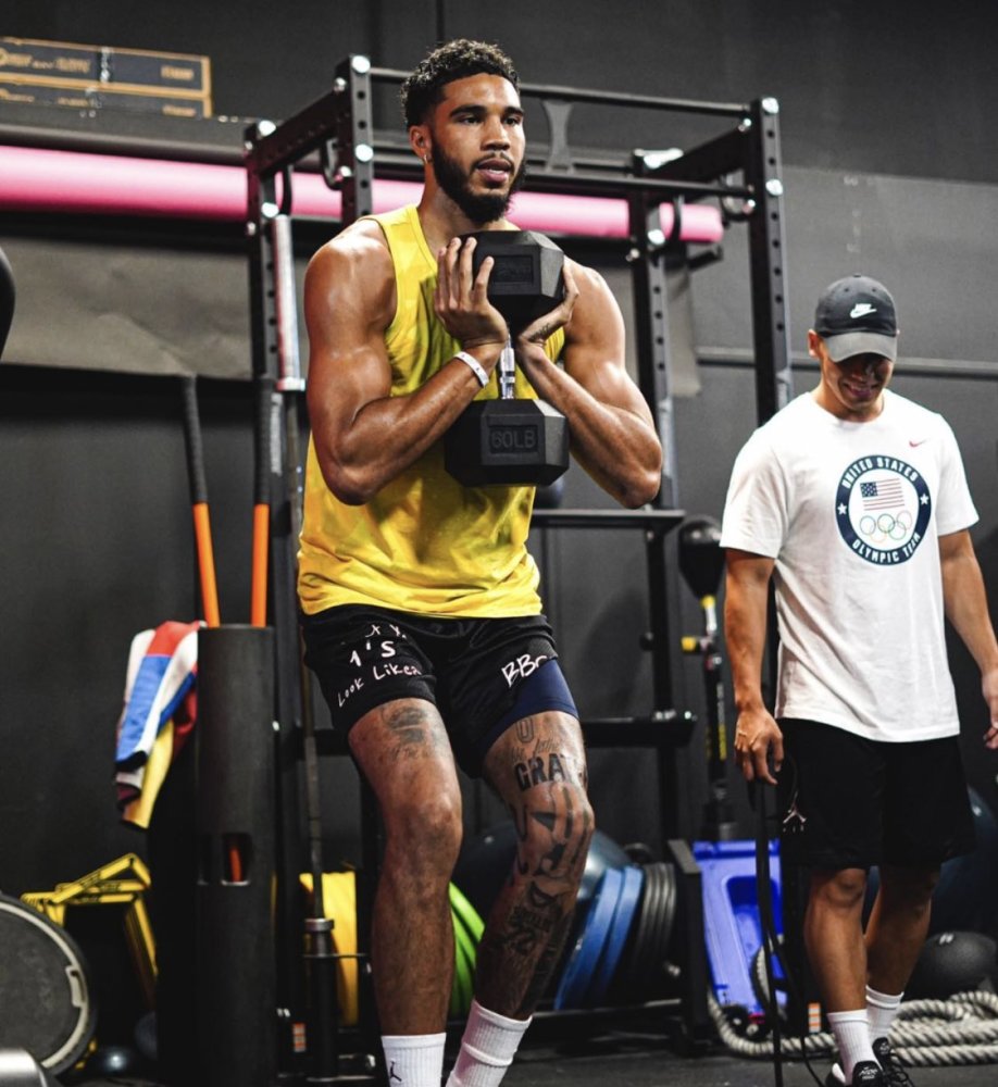 塔图姆健身房大秀肌肉!5v5训练单臂劈扣,后撤步三分连中两球_腾讯新闻