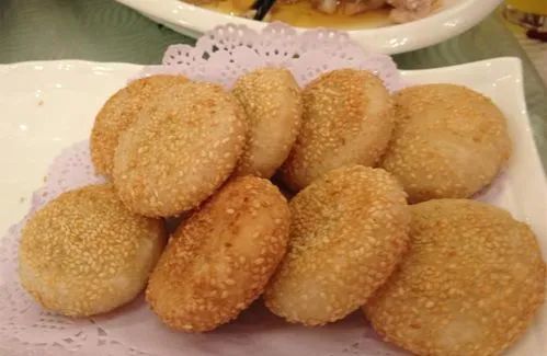 拖炉饼是江阴的传统风味小吃,外皮酥脆里面松软可口,口感甚佳.