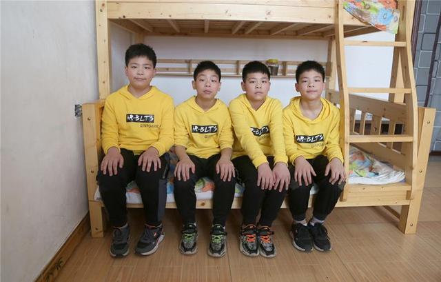 四胞胎男孩出生时轰动一时,18年后全部考上大学,母亲:非常知足