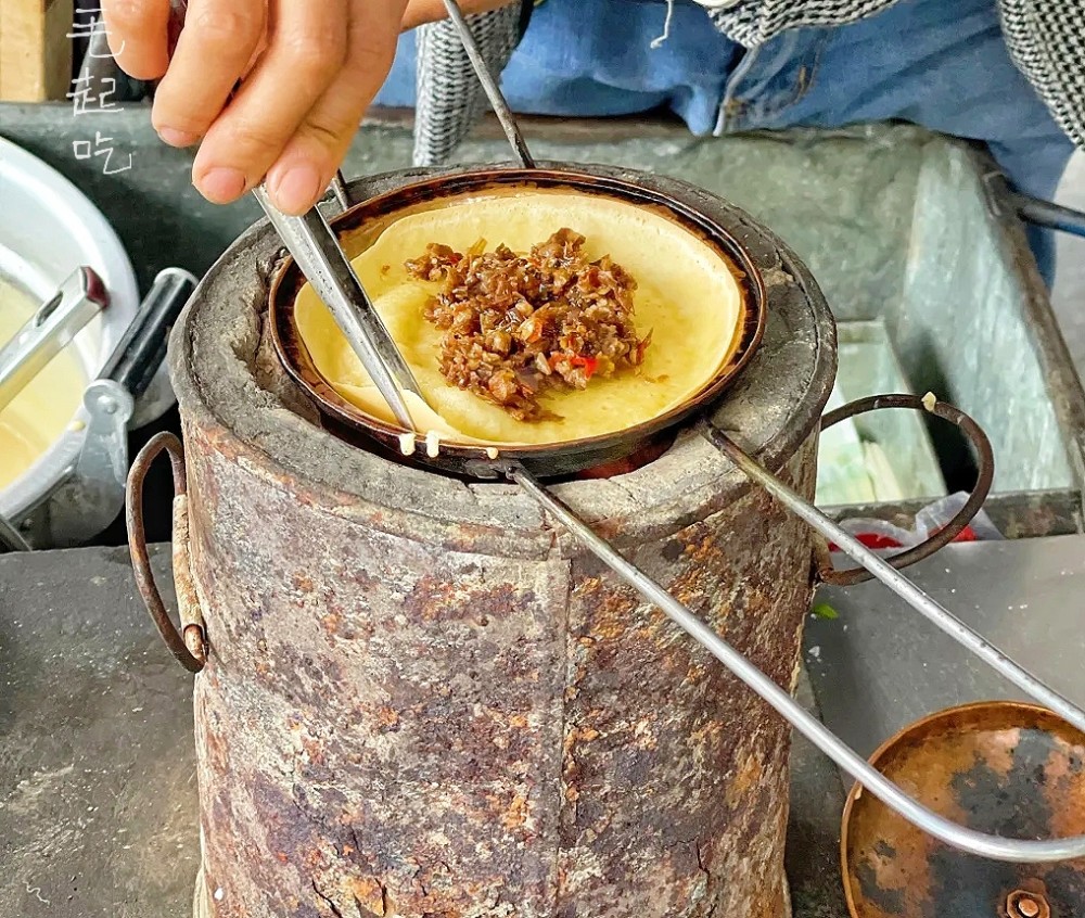 成都金堂的著名传统小吃百年传承的技艺蛋烘糕的天花板