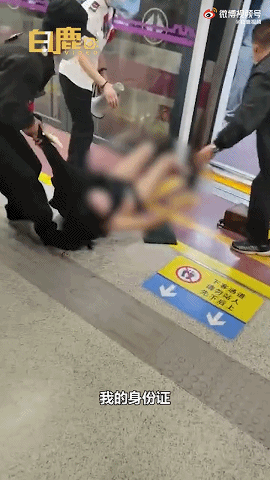 西安地铁保安将女乘客强行拖拽下车引争议!女子衣物破裂!