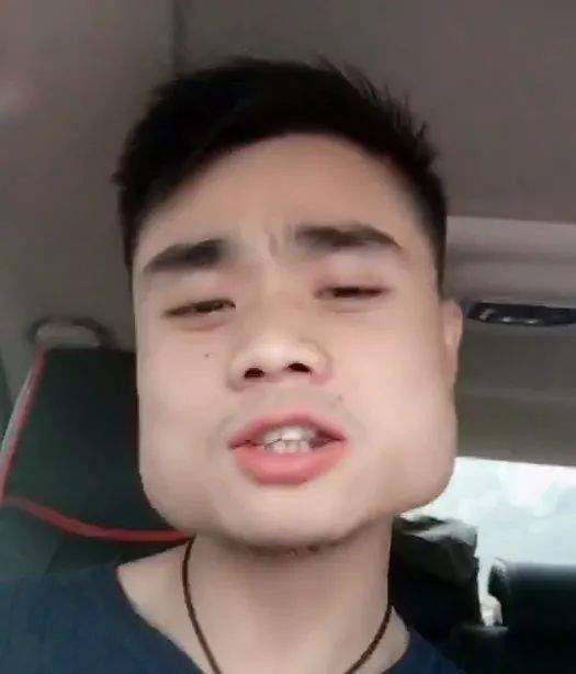 一名畏罪潜逃的杀人犯,因为担惊受怕迷上嚼槟榔,意外发现自己的嘴巴变