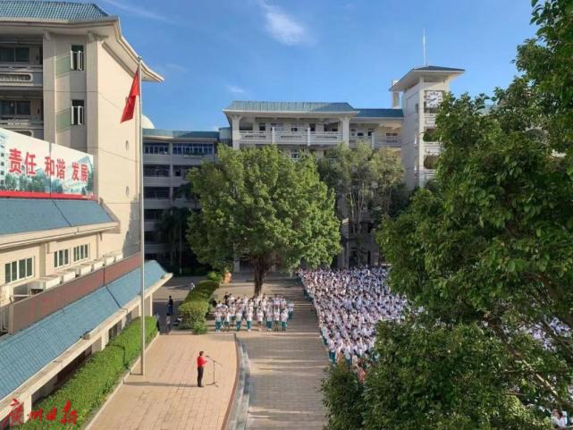 广州市第六中学校长刘建祥在新学期开学仪式上发表对同学们的寄语.