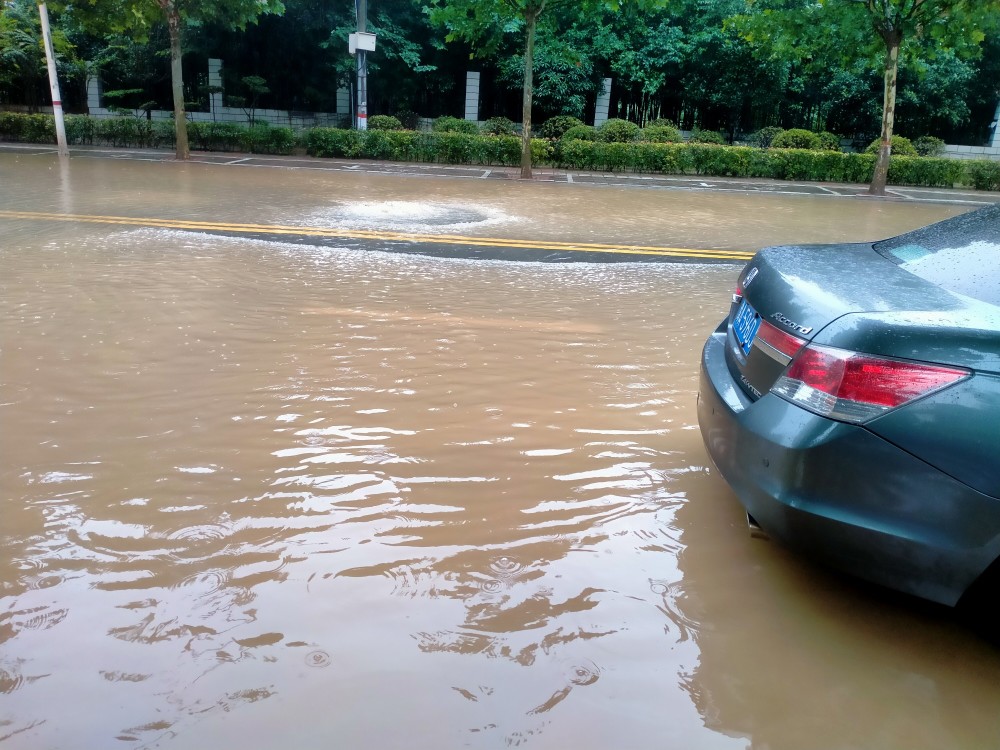 郑州一道路积水井盖被顶开
