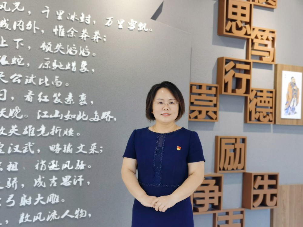 和范雨辰一样,全体学生举起右拳,庄严宣誓,立志做一名合格的社会主义