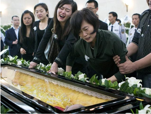 2006年丛飞追悼会在深圳举行,11年其妻邢丹去世,5岁女儿成孤儿_腾讯网