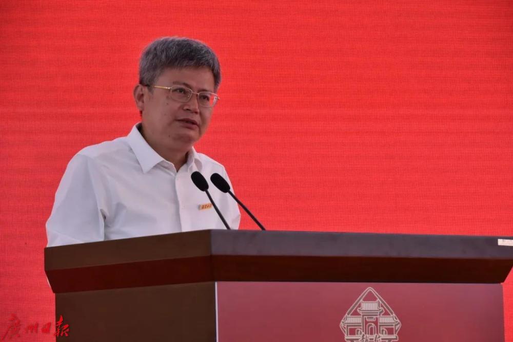 广州市执信中学校长何勇新学期寄语同学们《学会发展,走向卓越》.