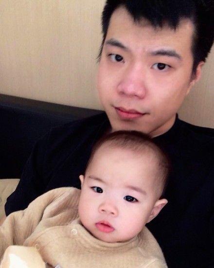 黄奕8岁女儿终露正脸,五官像极黄毅清,对黄奕约会对象太害羞!