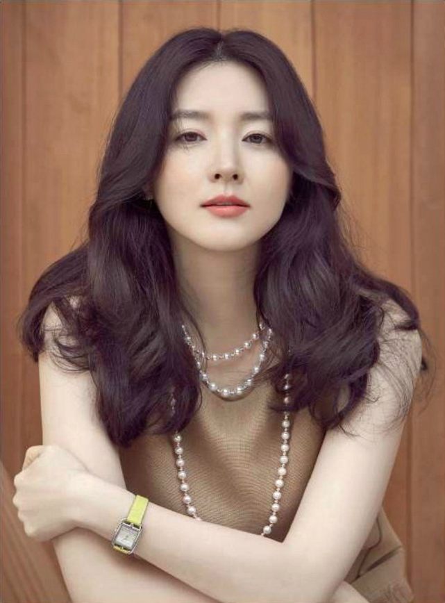 在2003年,李英爱看上去20出头,或许对于女明星来说,30岁看上去很年轻