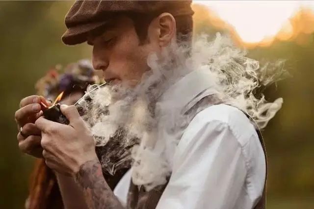 五星上将麦克阿瑟,一生只抽廉价的玉米芯烟斗,专家:男人的玩具