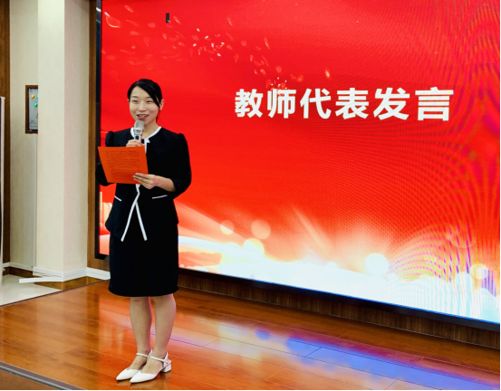 杨宇,代表学校全体教师表达自己的心声和决心,她信心满满地向老师们