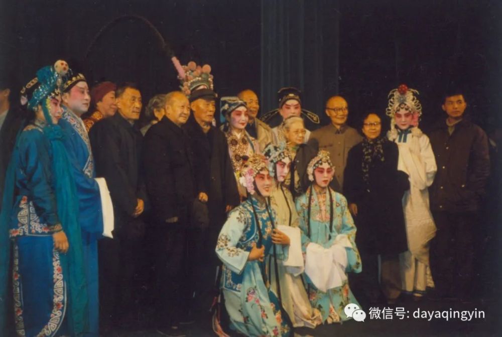 1985年秋,郑传鉴老师和姚传芗老师观看北京昆曲研习社举办的《纪念传
