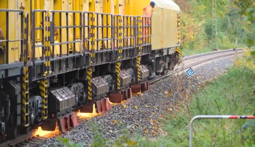 钢轨打磨车顾名思义,就是打磨铁轨的列车,从视频中看去,钢轨打磨车看