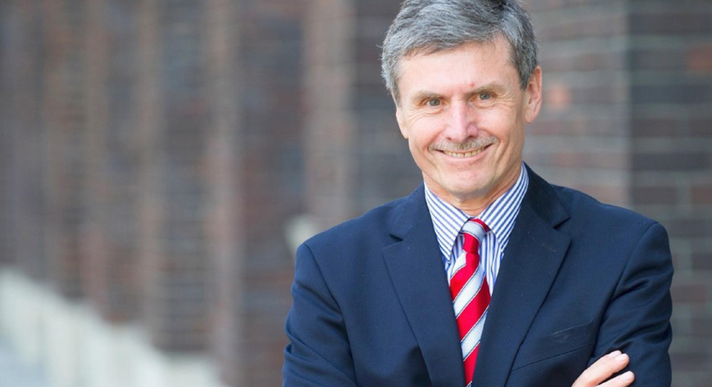 德国汽车经济专家费迪南德·杜登霍夫就提醒当下的德国政界,在对华